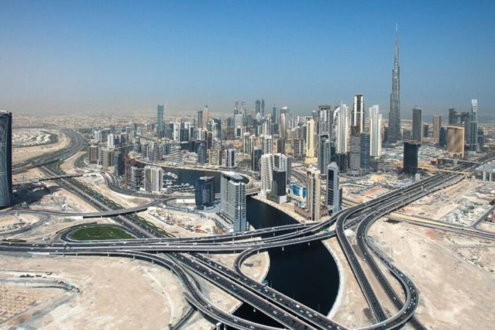 Zaa'beel Palace Street: The traffic on the roads belies the pleasant weather, even though it still feels like summer in Dubai.