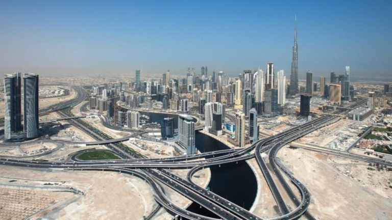 Zaa'beel Palace Street: The traffic on the roads belies the pleasant weather, even though it still feels like summer in Dubai.